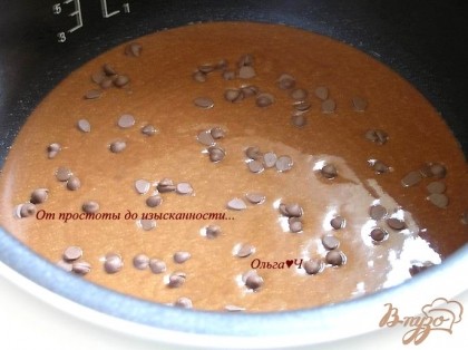 Вылить тесто в смазанную маслом чашу мультиварки, сверху посыпать шоколадными каплями.