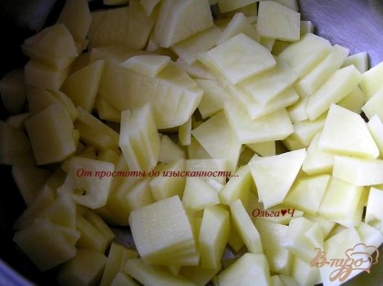 Картофель нарезать, залить горячей водой, довести до кипения, варить 10 минут.