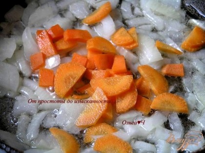 На растительном масле обжарить нарезанный лук и морковь,