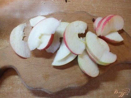 Яблоки и груши очистив от семян нарезаем дольками не толще 0,5 см.