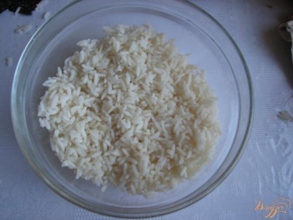 Кладем зерна риса в мультиварку, заливаем их холодной водой и готовим на режиме «рис»  около 30 минут. Промываем рис теплой водой и кладем в миску.