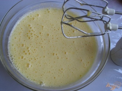 Готовим бисквитное тесто: взбиваем миксером яйца с сахаром.