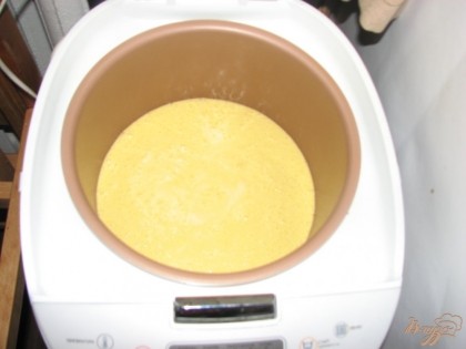 Смазываем чашу мультиварки сливочным или растительным маслом и выливаем в нее тесто. Готовим на режиме «печь» при температуре 180 градусов около 45 минут.