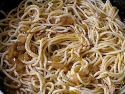 А спагетти выложить в соус и немного прогреть.