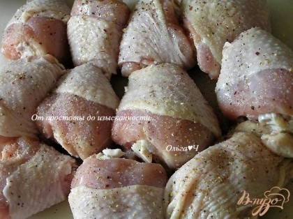 Куски курицы посолить, поперчить, выложить в смазанную маслом форму для запекания.