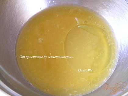 Апельсин разрезать пополам, из одной половинки выжать сок, добавить сок лимона, растительное масло и мятный сироп, перемешать.