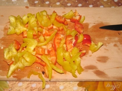 Болгарский сладкий перец очищаем от плодоножки и нарезаем тонкими полосками.