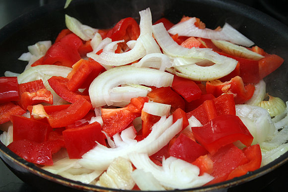Нарезать полукольцами лук и квадратиками перец, обжарить на масле.<p>Овощей можно добавить больше, блюдо от этого только выиграет!
