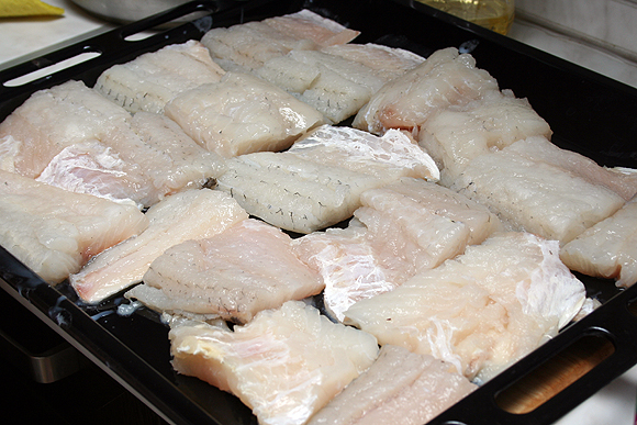 Рыбу нарезать кусочками 3-5 см. и выложить на противень.