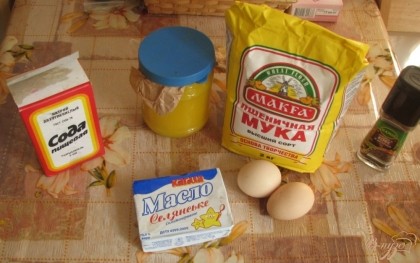 Подготавливаем необходимые продукты: муку, масло, мед, яйца, соду и корицу.