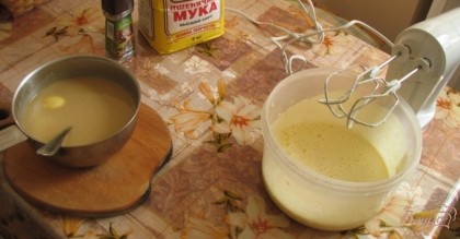 На водяной бане растапливаем мед  со сливочным маслом. Ни в коем случае смесь не должна кипеть. Соединяем взбитые яйца с растопленной медово-масляной смесью и тщательно перемешиваем.