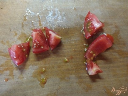 Такими же кубиками нарезаем помидор. Желательно помидор брать твердый.