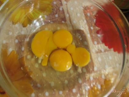 Для приготовления бисквитного коржа берем охлажденные яйца.