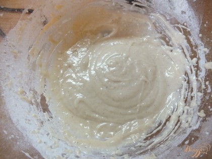 Перемешиваем тесто ложкой как бы растирая до получения однородной массы. Тесто получится слегка липкое.