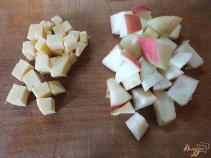 Яблоки и сыр нарезаем кубиками.