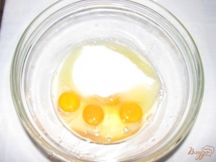 В глубокую миску разбиваем яйца. Добавляем сахар и взбиваем миксером до увеличения массы в несколько раз. Примерно 5-6 минут.