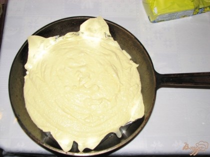 Застилаем в сковороду пищевую фольгу или пергамент. И выливаем тесто. Посыпаем изюмом. Ставим в разогретую до 180 градусов духовку и запекаем 30-35 минут. Смотрите на румяную корочку, которая должна появиться на вашей запеканке.