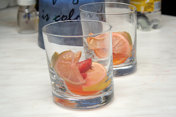 Когда подойдет время приема коктейля, достать приготовленную смесь, фрукты разложить по стаканам. 