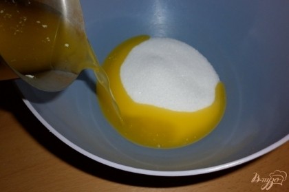 Растопленное, остывшее масло взбить с сахаром и солью.