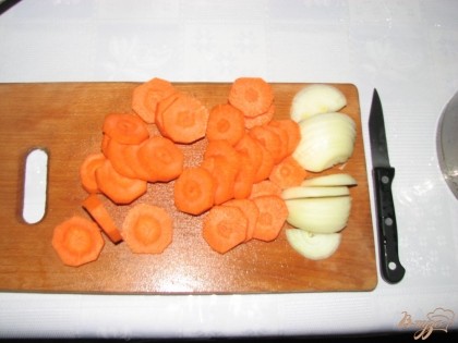 Подготавливаем овощи: морковь нарезаем кружочками, лук полукольцами.