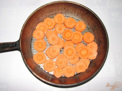 Выкладываем на низ сковороды морковь.