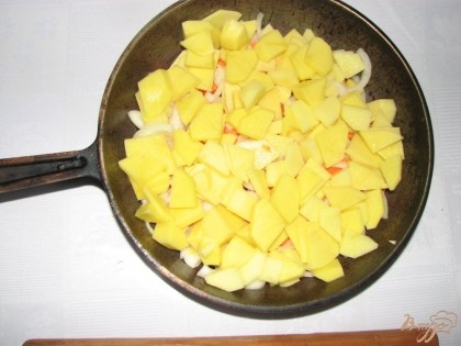Нарезаем тонкими кусочками картофель и кладем поверх овощей.