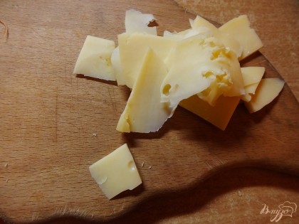 Сыр нарезаем пластинками. Когда синие будут готовы кладем сверху весь сыр и запекаем еще 2 минуты пока он не расплавится.
