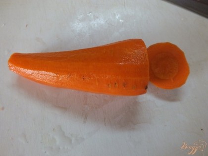 Морковь моем и чистим, отрезаем попку.