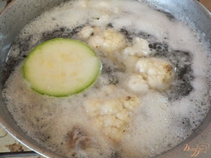 Кладем овощи и сердечки в одну кастрюльку. Варим все до готовности в подсоленной воде. Кабачок и капусту вынимаем через 2-4 минуты, морковь после.