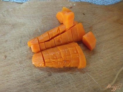 Готовую морковку чистим и нарезаем крупными кубиками.