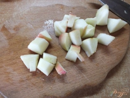 Яблоки нарезаем дольками или кубиками. Хорошо если они будут с кислинкой. Можно снять с них шкурку.