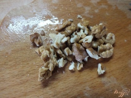 Нарезаем не мелко грецкие орехи. Можно добавить кешью или миндаль но жаренные.