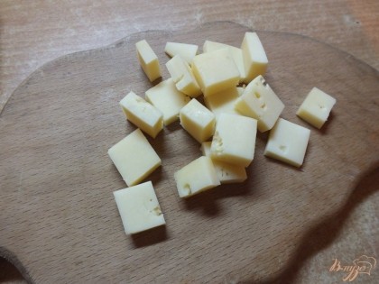 Крупными кубиками нарезаем сыр. Хорошо подойдет пармезан или голландский.