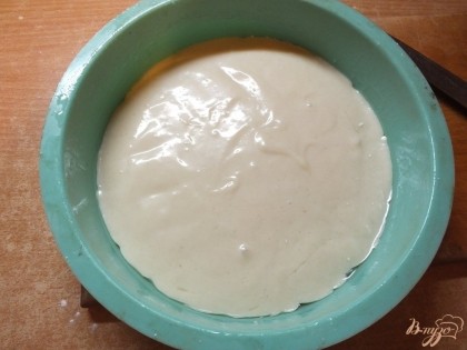 Вылейте тесто в форму смазанную растительным маслом. Если в форме вы уверенны - можно не смазывать. Тесто не привередливое. Выливаем все тесто в форму.
