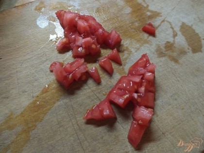 Мелко нарезаем помидоры, чем мельче-тем лучше.