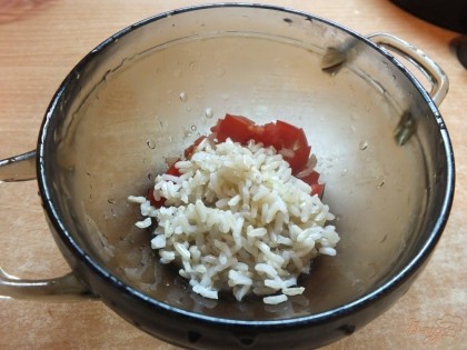 Смешиваем отваренный рис с помидорами. Рис отвариваем пару раз промыв в соленой воде.