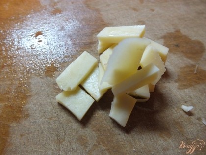 Сыр нарезаем кубиками или натираем на терке.