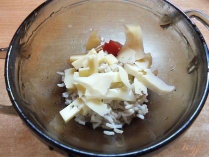 Смешиваем сыр с рисом и помидорами. Солим по вкусу и заправляем маслом. Одной ложкой оливкового масла смазываем чугунную сковородку.