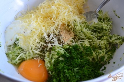 Добавить творог, яйцо, тертый сыр, зелень петрушки, соль и специи по вкусу.