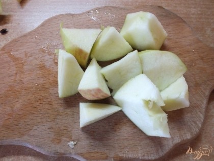 Яблоки на свой вкус нарезаем дольками или кубиками. Предварительно моем и чистим.