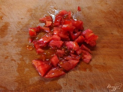 Как можно более мелкими кубиками нарезаем помидоры.