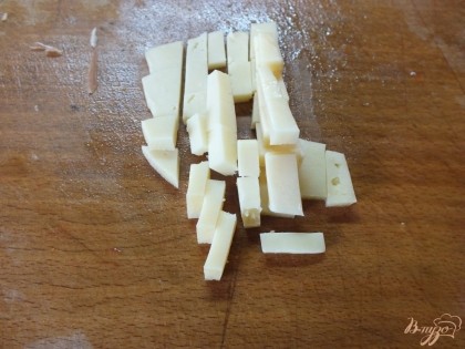 Мелкими кубиками нарезаем твердый сыр, например подойдет пармезан. Смешиваем овощи и сыр, если нужно - солим.