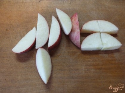 Яблоки нарезаем дольками и вынимаем семена с жесткими шкурками внутри.