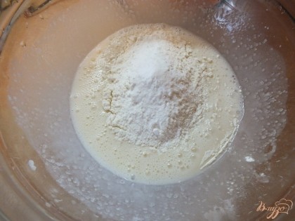 Просеиваем муку с разыхлителем в тесто горкой. Аккуратно ложкой перемешиваем тесто.