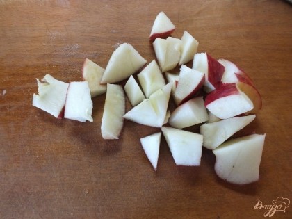 Нарезаем мелко яблоки очистив от семечек.