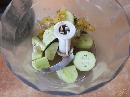 Сложите в блендер готовые овощи с жидкостью, добавьте очищенные от шкурки огурцы.