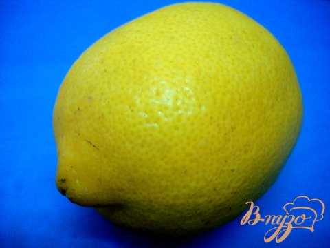 Из лимона выдавливаем нужное количество сока. В сироп выливаем лимонный сок. Именно на этом этапе можно отрегулировать кислоту и сахар, но учитывать то, что в фруктах есть свой сахар.