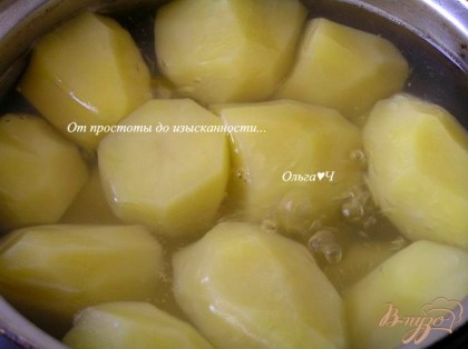 Картофель крупно нарезать, варить 10-12 минут.
