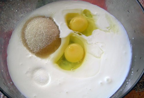Сначала смешиваем кефир, яйца, сахар и соль и перемешиваем.<br>