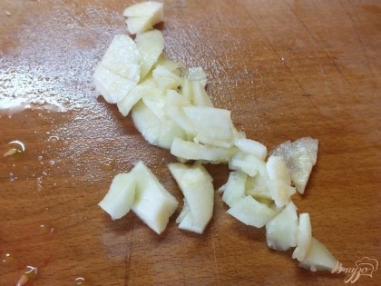 Сыр нарезаем кубиками крупно.